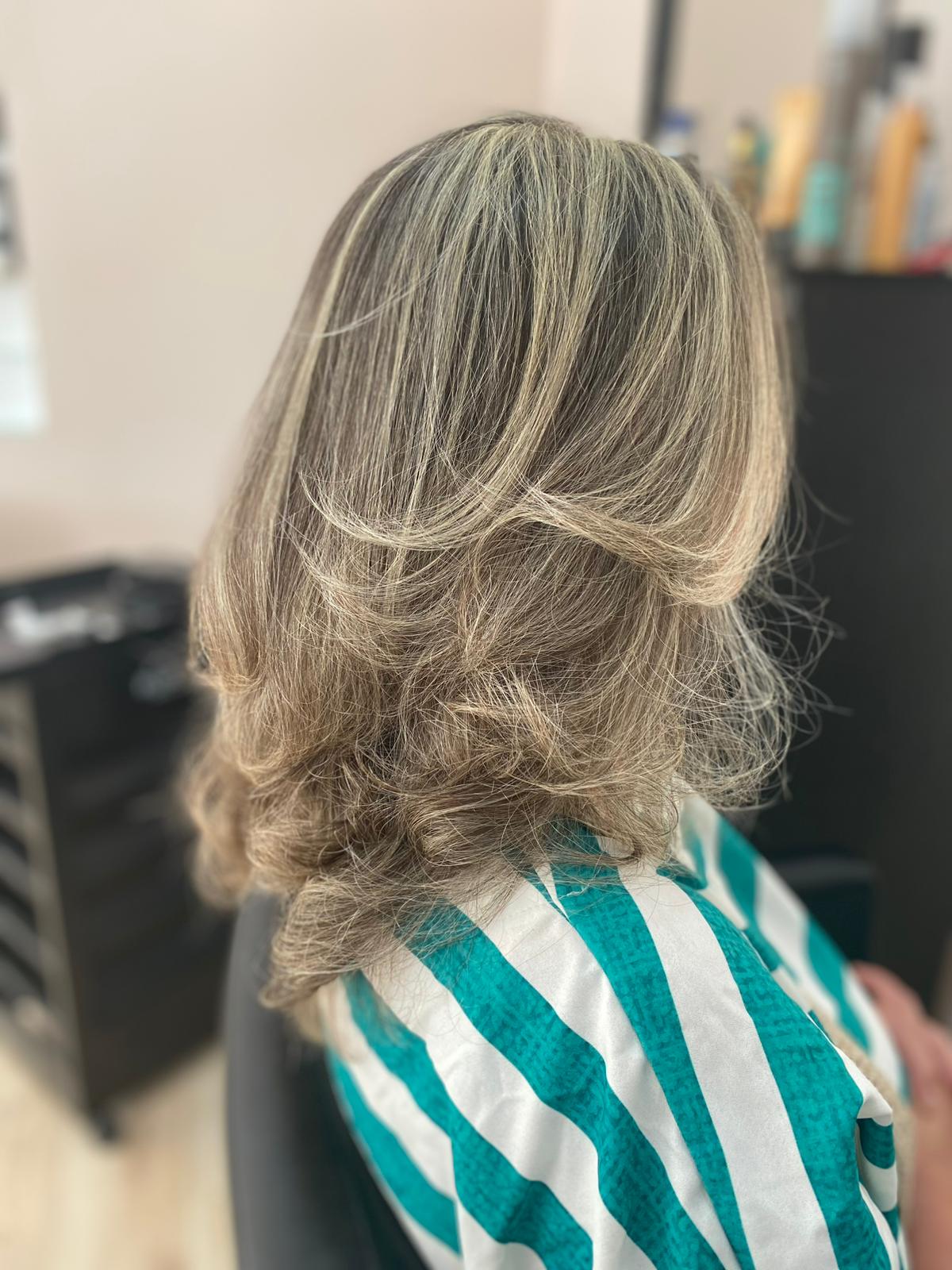 Trabalho de coloração e madeixas